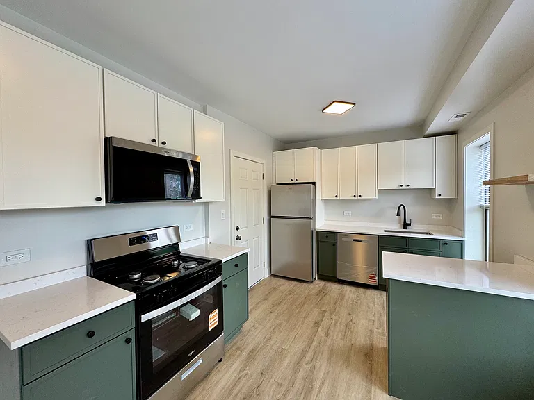 1635 W Cornelia Ave #2 — Photo 2