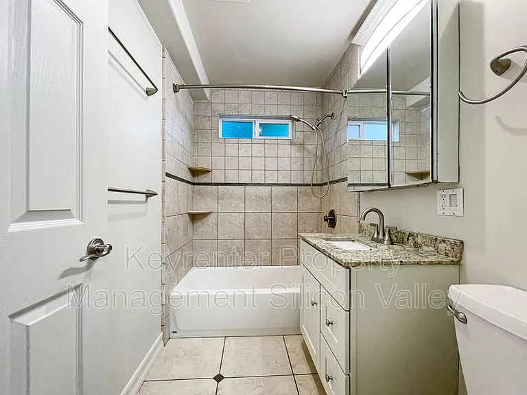 923 Ravenscourt Ave #1 — Photo 7