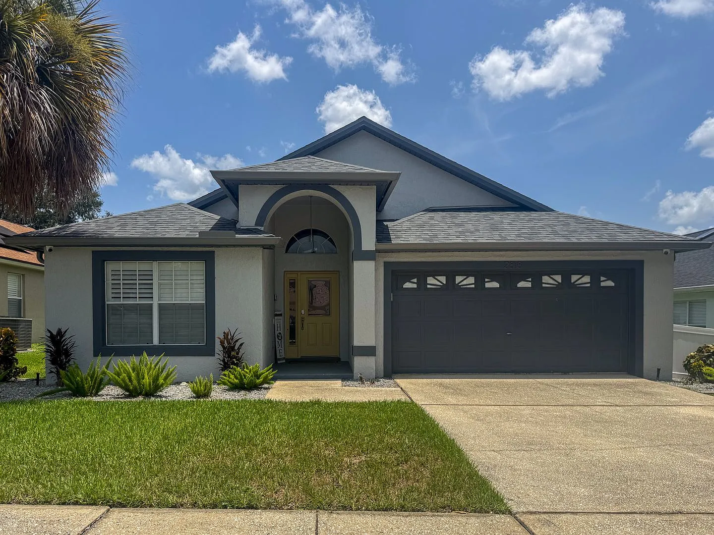 Beautifully updated and modern 5 bedroom 4 bathroom pool home located in the Orange Tree — Photo 1