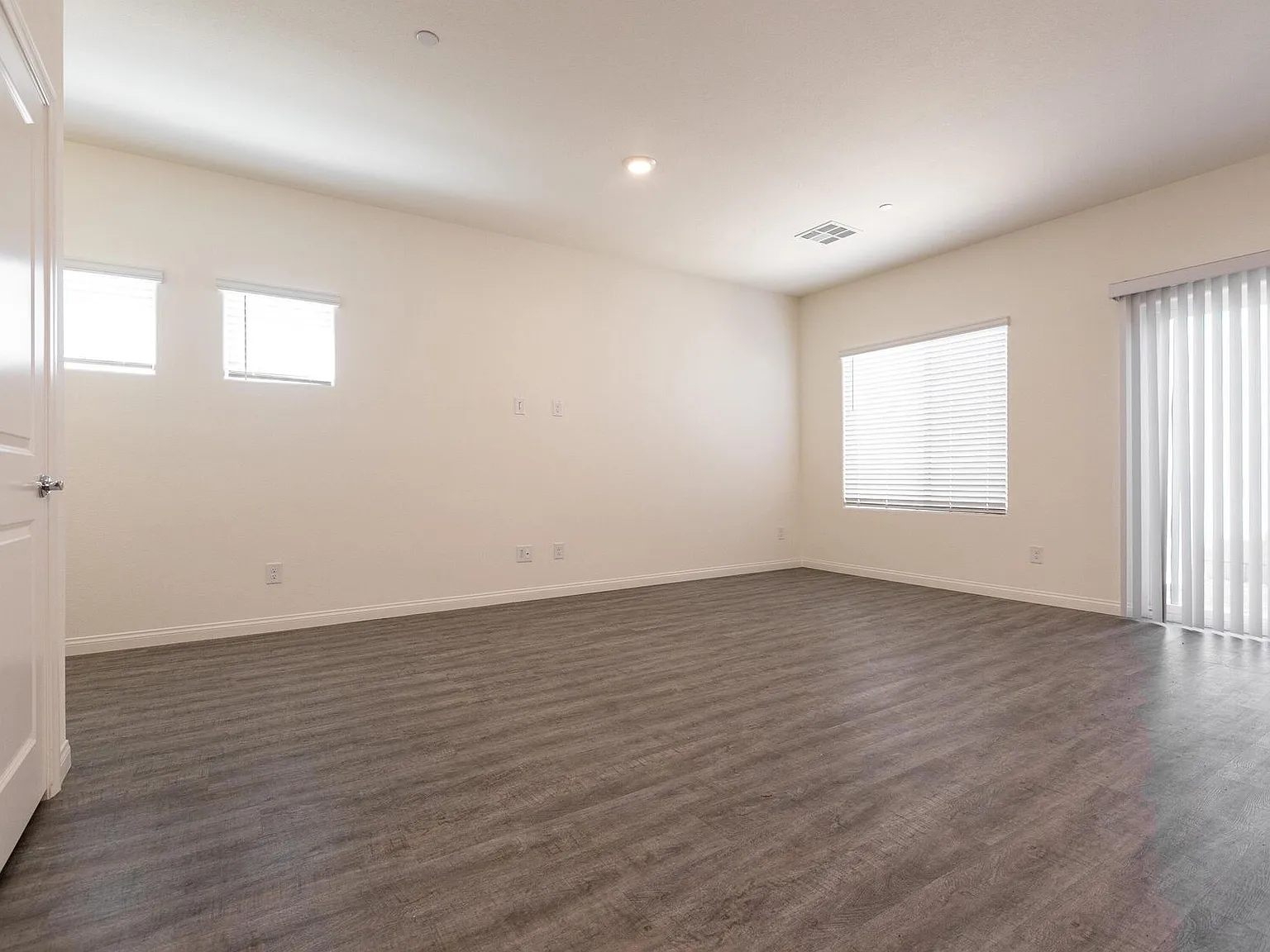 3 bed, 2.5 bath, 1716 sqft, $2,400 — Photo 4
