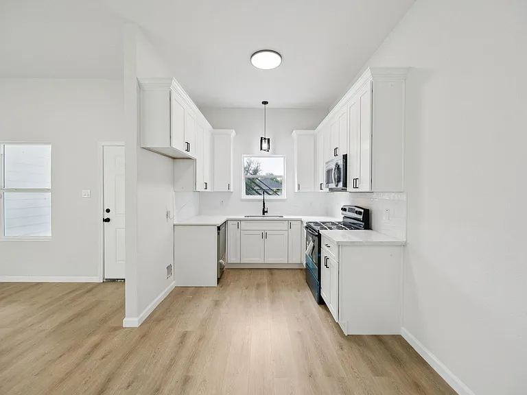 301 Cartersville St #B — Photo 1