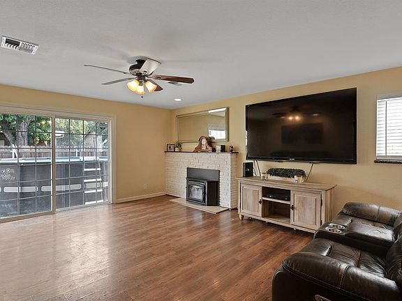 5th image of 1902 Harris St