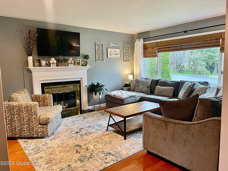 5th image of 24 Colonial Avenue