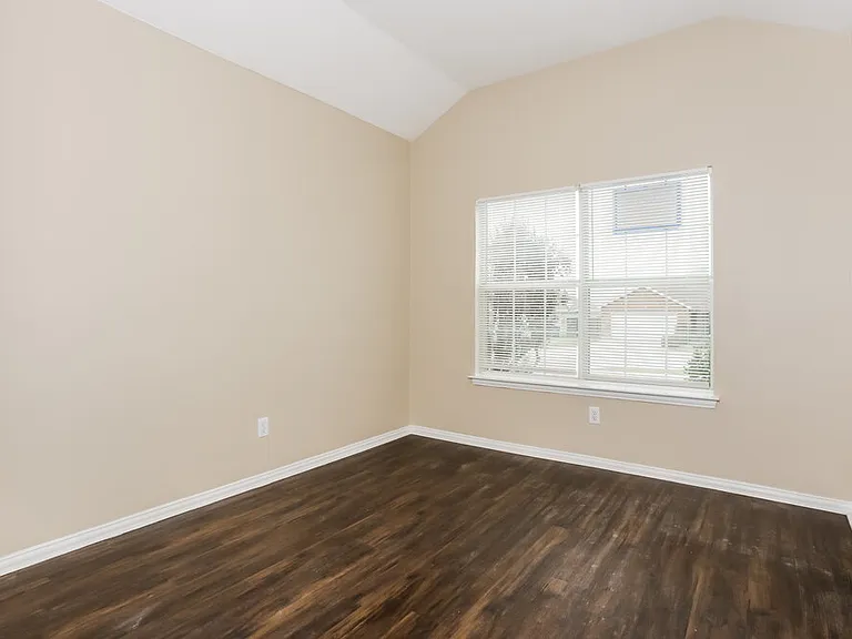 915 Joshua Dr — Photo 13