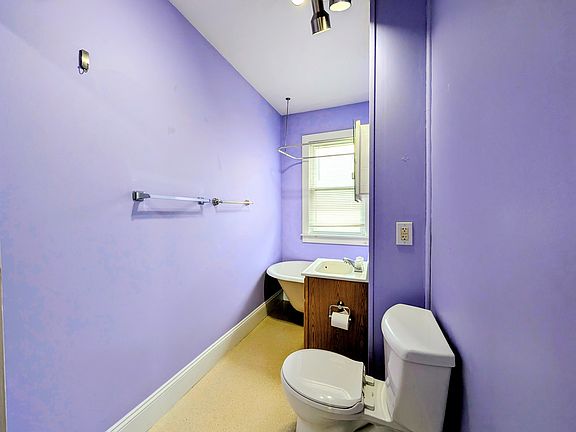 4th image of 340 16th Ave NE Unit 2