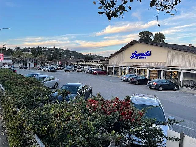 Two blocks from Carlmont Shopping Center- Lunardis, Starbucks, Ace, Subway, Restaurants, Gas station and EV Charging Stations