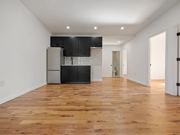 128 Montague Street image 2 of 9