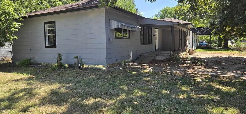 3 bed, 1404 sqft, $1,195 — Photo 1