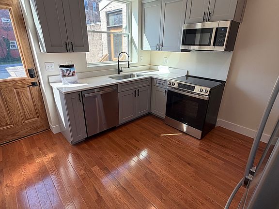 5th image of 11 E 9th St