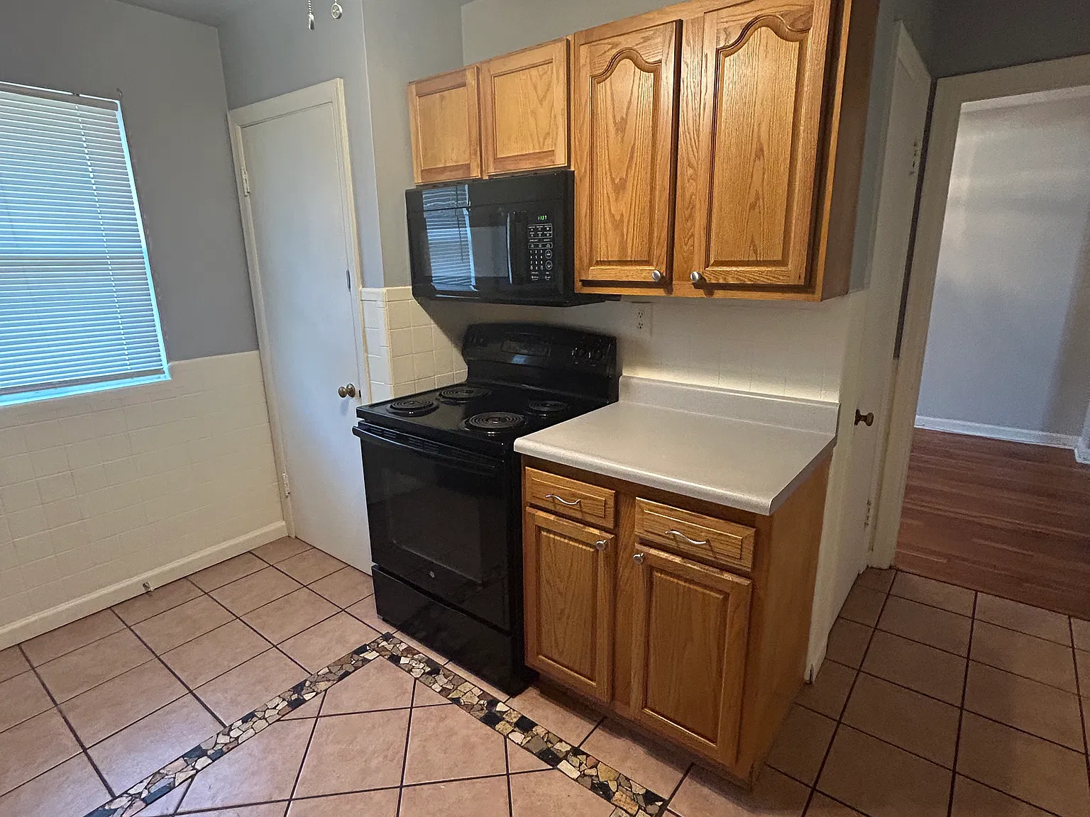 1242 Wentworth Dr — Photo 3