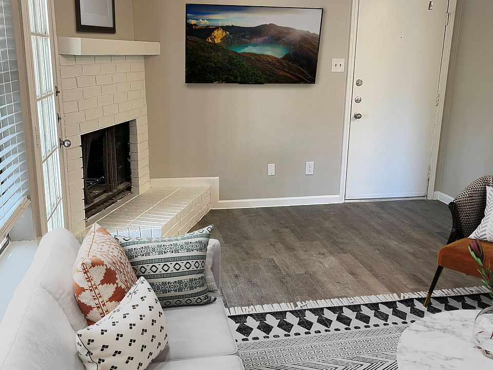 Living Room - Townhouse Apartments