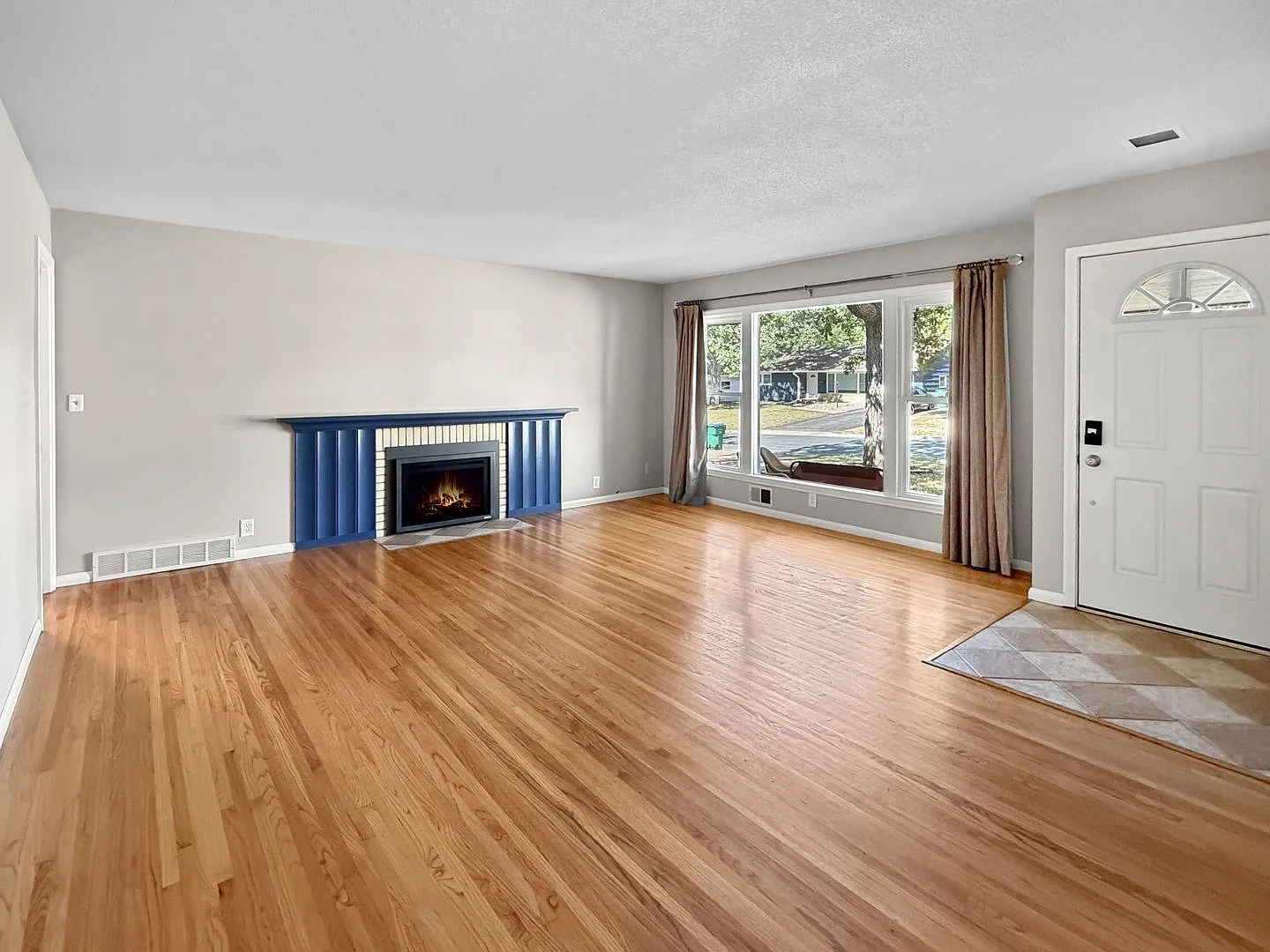 3 bed, 2.0 bath, 1806 sqft, $2,695 — Photo 3