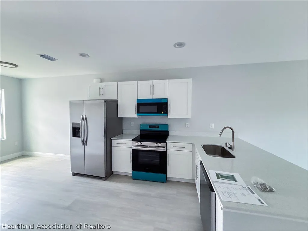 3 bed, 2.0 bath, 1162 sqft, $1,647 — Photo 2