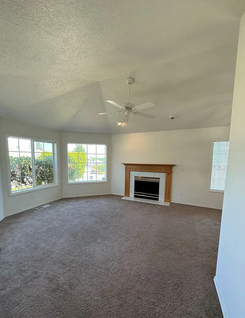 Beautiful 3 Bedroom 2 Bath House Located In West Salem — Photo 3