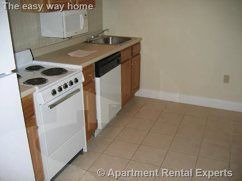 460 Green St — Photo 4