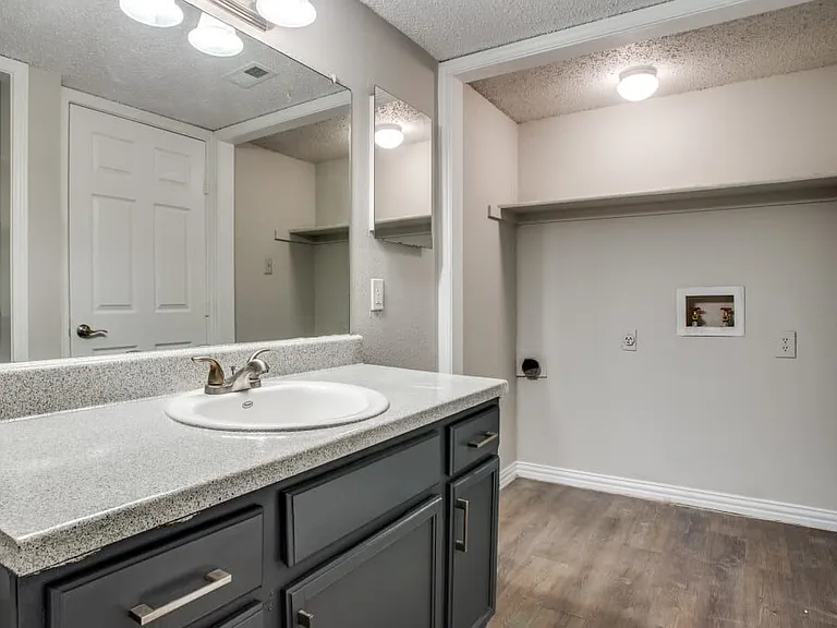 Decker Apartment Homes — Photo 18