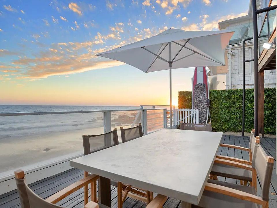 Alfresco dining table overlooking the Pacific