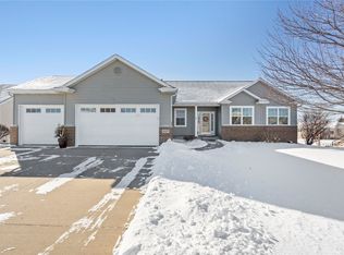 2417 Woodhill Dr SW, Cedar Rapids, IA 52404