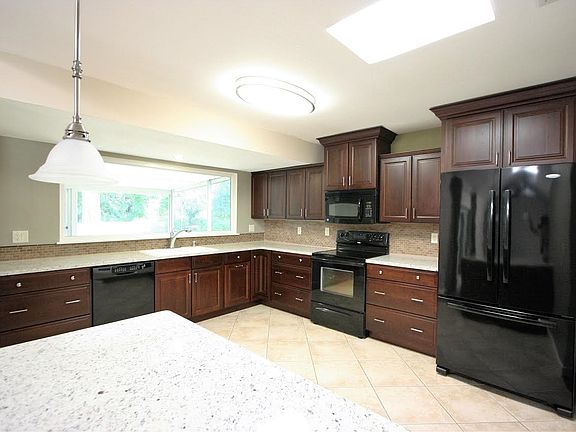 2nd image of 722 Riverbend Blvd