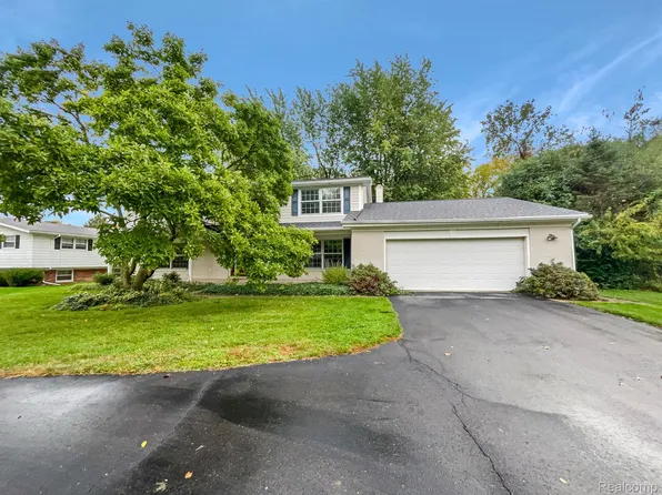 22251 Balmoral Dr, Grosse Ile, MI 48138