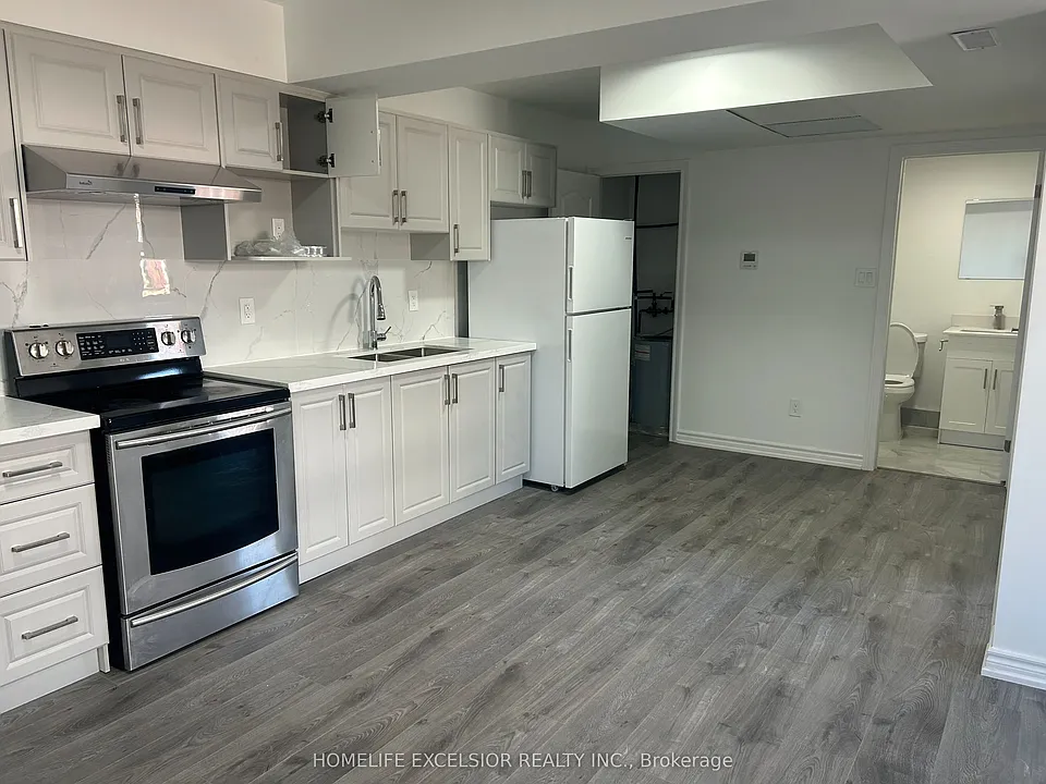 3 Simcoe St S #6