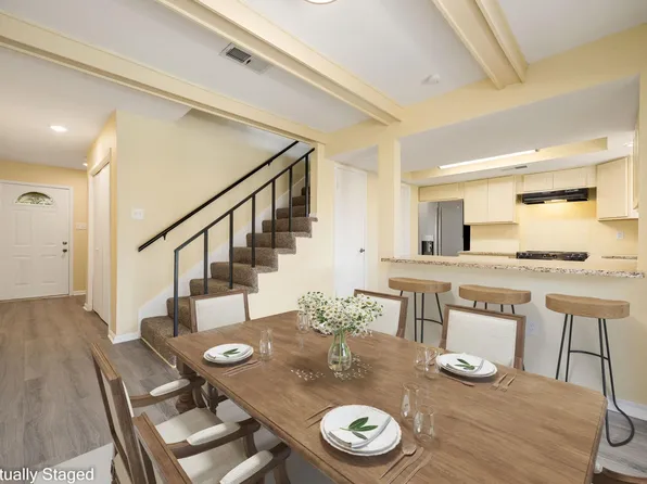 907 Garden Walk Dr, La Porte, TX 77571