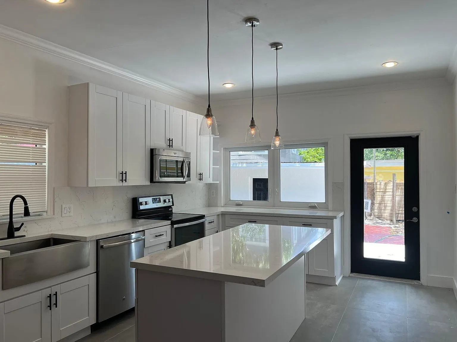 2 bed, 2.0 bath, 1296 sqft, $4,500 — Photo 2