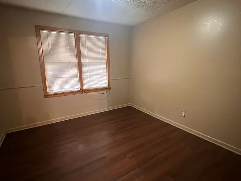 1031 S Emporia Ave — Photo 8