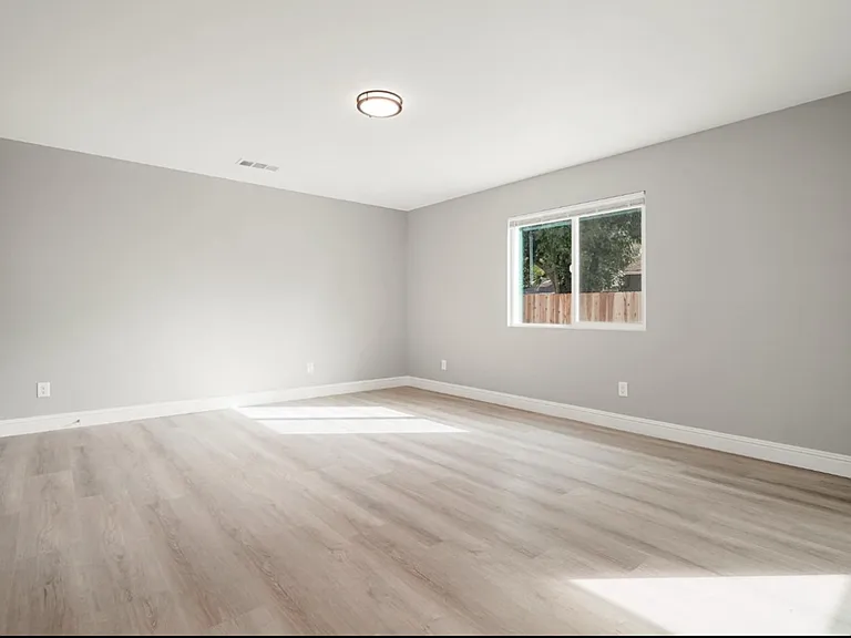 Master Bedroom with En-suite bathroom & walk-in closet.