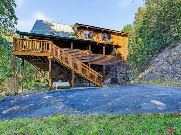 817 Boone Acres Ln, Pigeon Forge, TN 37863