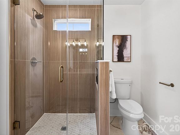 5th image of 309 W Gold St