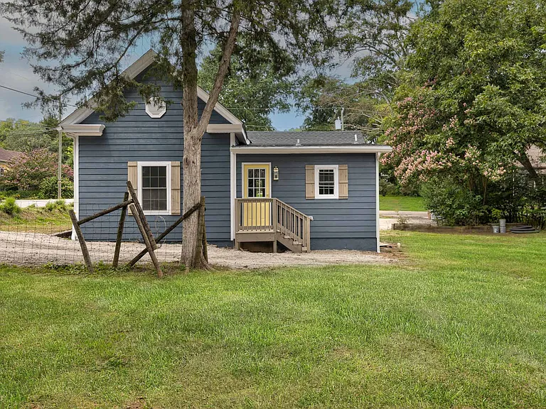 802 Mill St — Photo 17