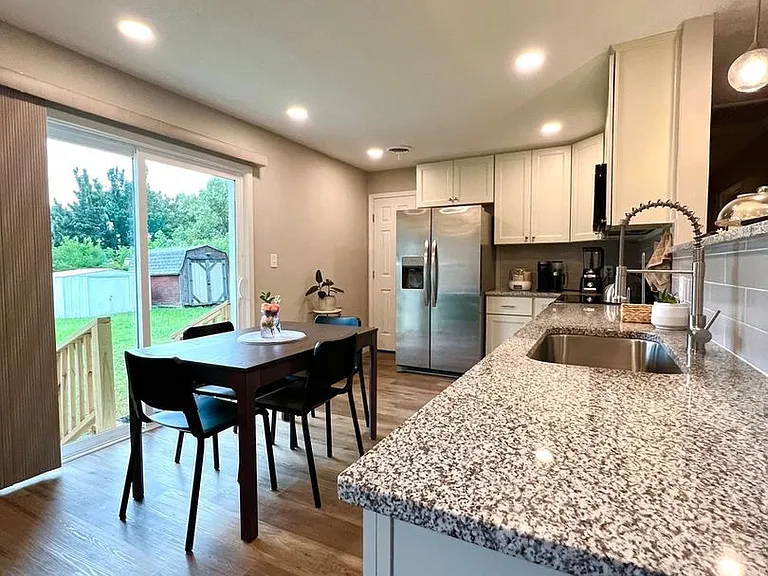 908 Serf Ct — Photo 17