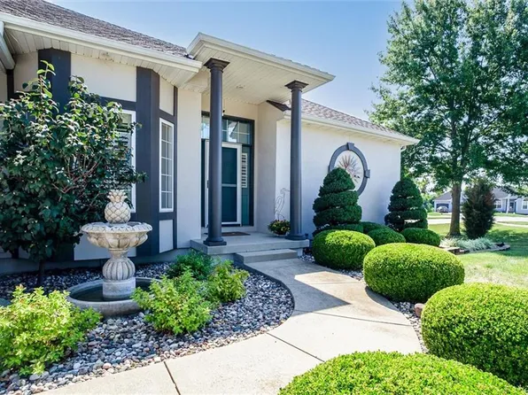 313 SE Chelsea Ln, Lees Summit, MO 64063