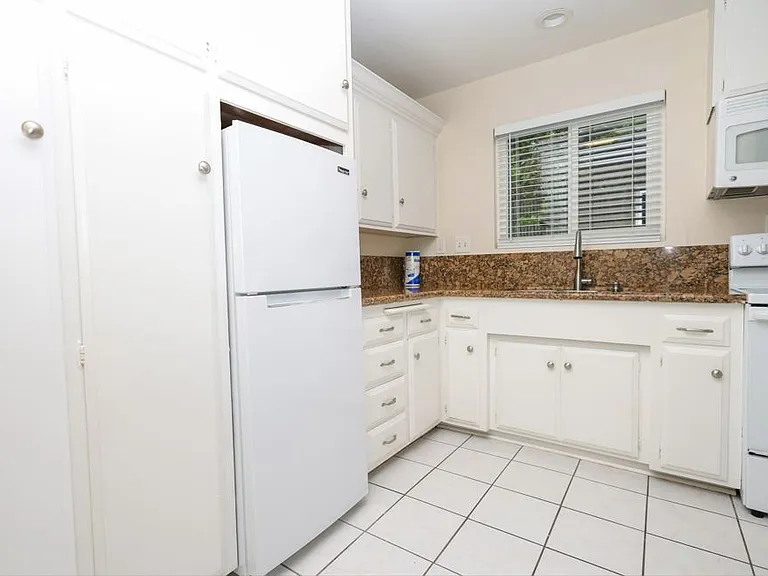 Oceanaire Villa Apartments — Photo 22