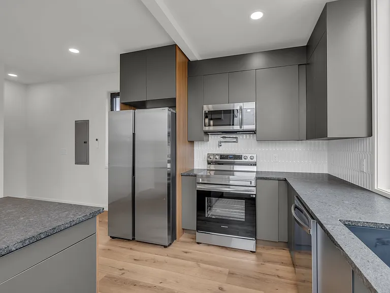1130 E 14th St #104 — Photo 7
