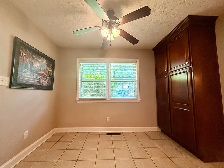 1914 Cherokee Dr — Photo 6