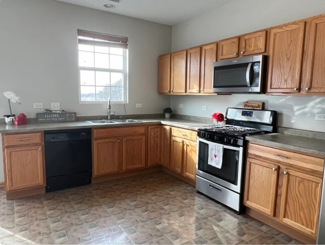 Kitchen with NEW MICROWAVE - 2251 Beresford Dr