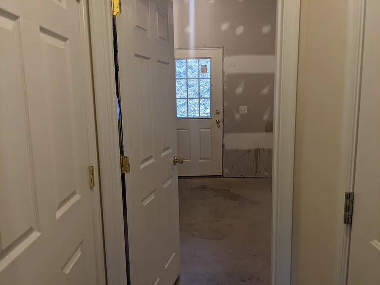225 Crown Ct — Photo 54