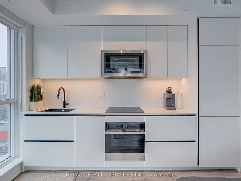 327 King St W #4106 — Photo 19