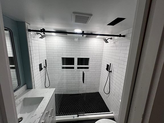 2nd image of 2931 Campbell St #2