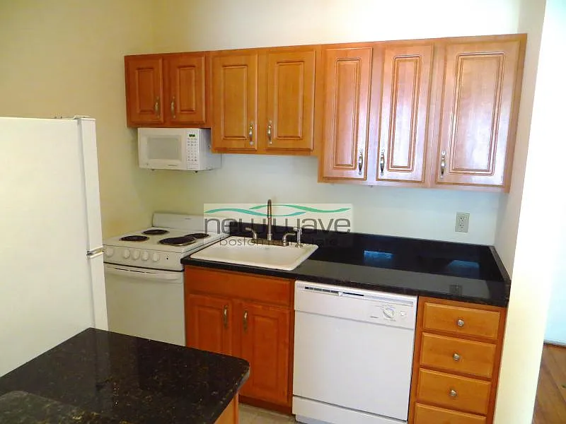 Building Photo - 51 Queensberry St #17