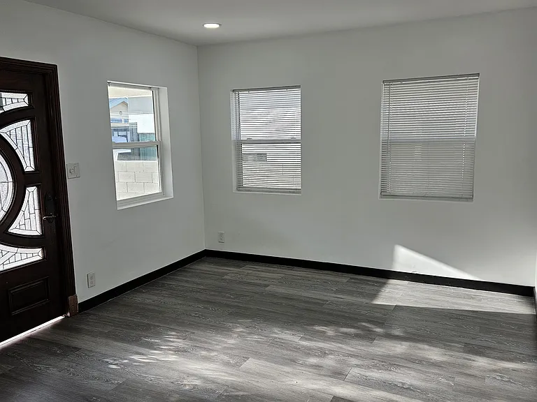 325 N Normandie Ave — Photo 6