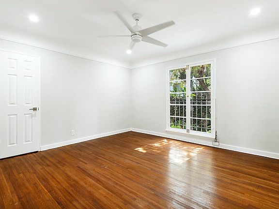 5th image of 825 N Edinburgh Ave