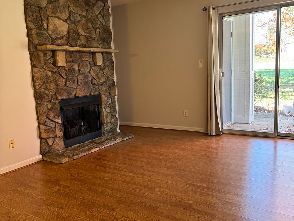 Large family room w/gas fireplace