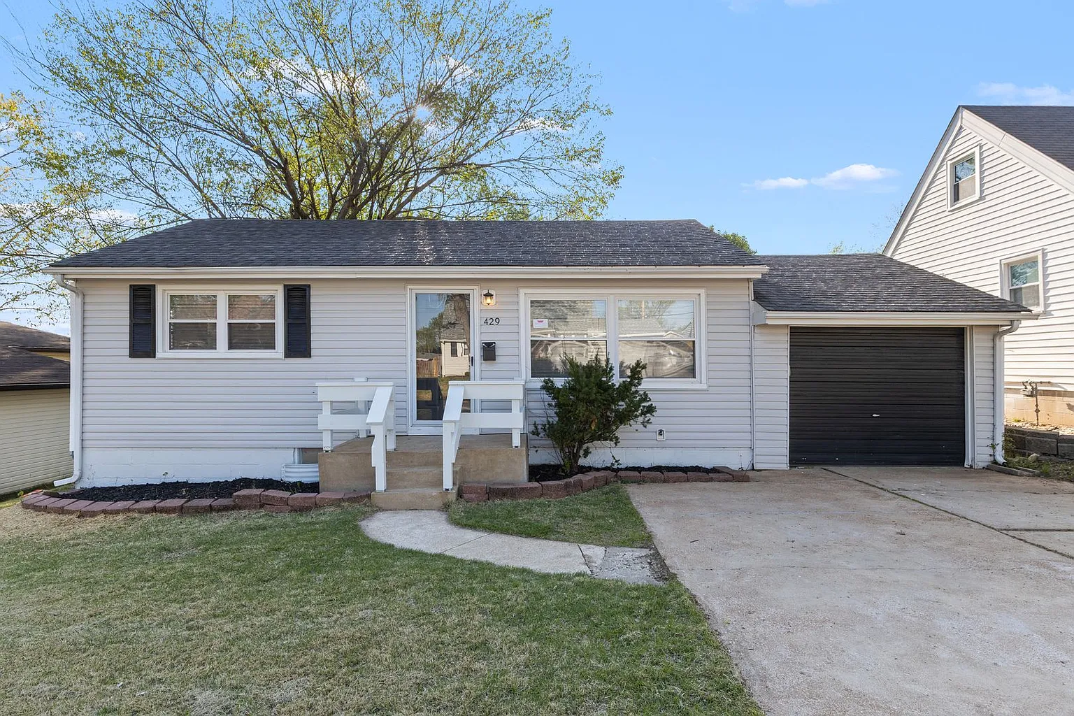 429 Chamberlin Dr photo 1