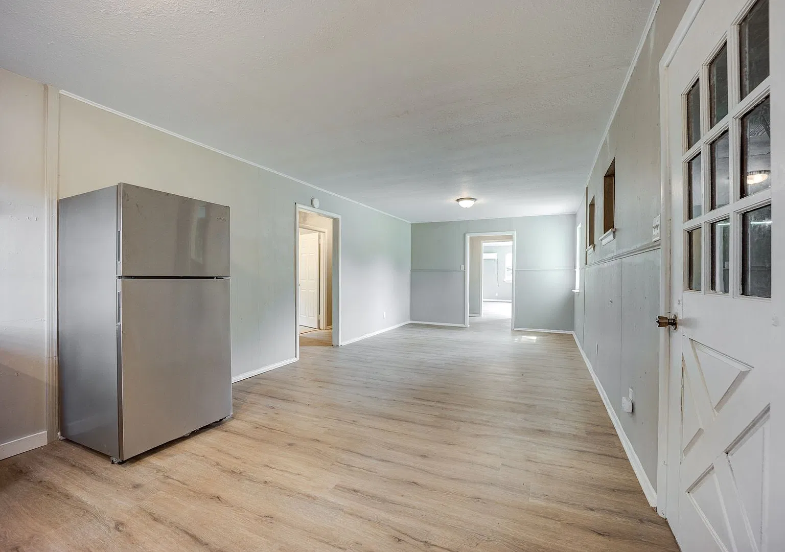 Free Month Rent! Freshly Updated 3 Bedroom House — Photo 3