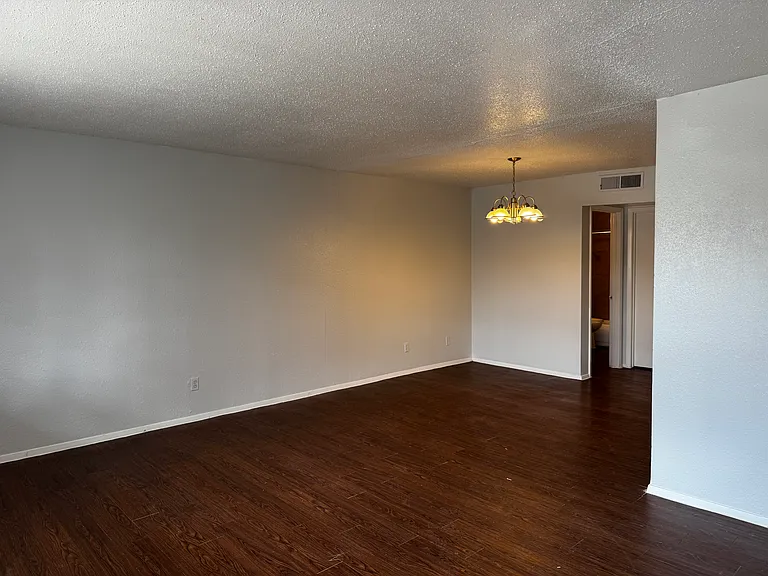 New Riviera Apartments — Photo 16