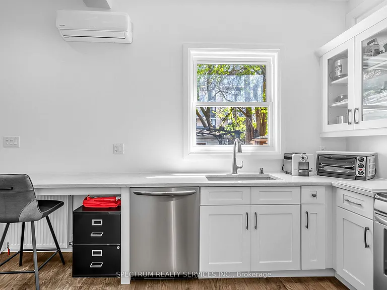 29 Raglan Ave — Photo 11