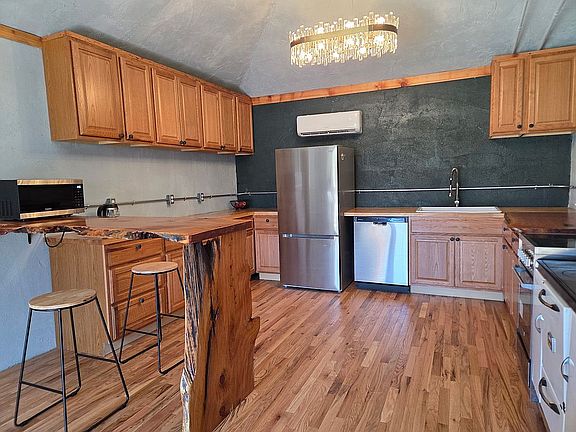 3rd image of 608 N Black St